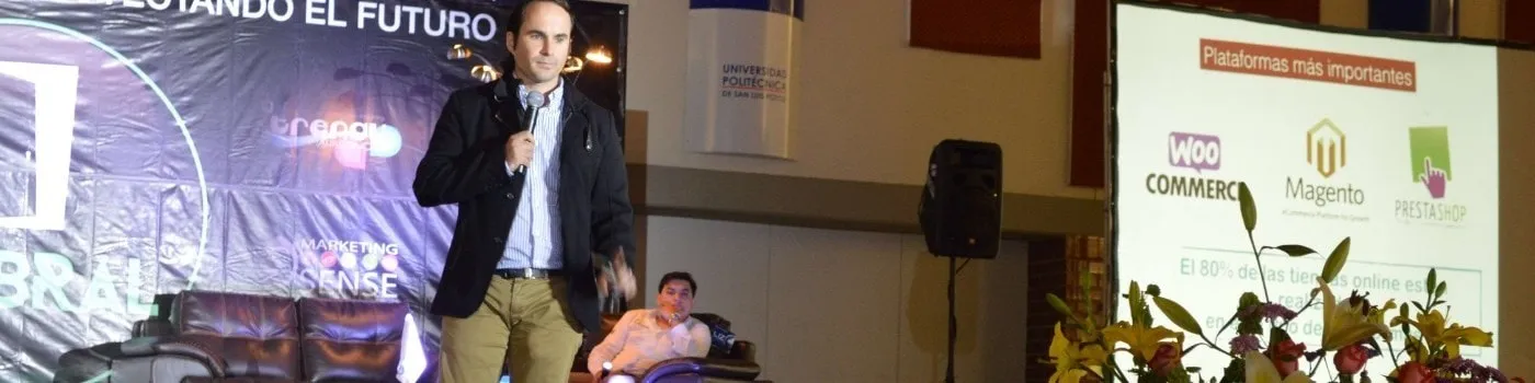 Antonio Tembleque en el escenario de la Universidad Politécnica de San Luis Potosí